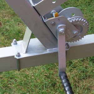 17 sm 17 Winch on post.JPG