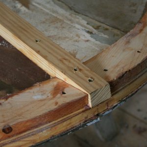 sm 25 - Notch in fantail harpin receives king plank..jpg